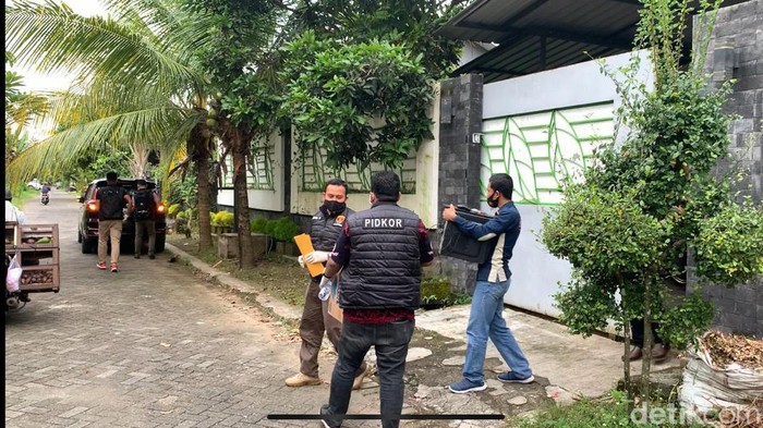penggeledahan kantor kontraktor di jember