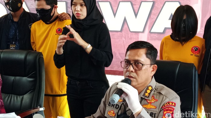 Polisi mengungkap kasus video porno di sebuah hotel di Bogor. Konten video mesum yang diproduksi pasangan kekasih itu dijual ke situ porno. Hal itu disampaikan oleh Kabid Humas Polda Jawa Barat Kombes Erdi A Chaniago di Mapolda Jabar, Jalan Soekarno-Hatta, Kota Bandung, Jumat (19/3/2021).