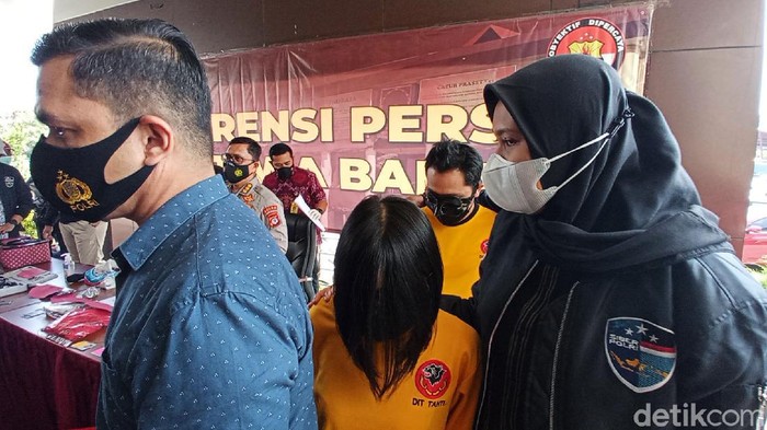 Polisi mengungkap kasus video porno di sebuah hotel di Bogor. Konten video mesum yang diproduksi pasangan kekasih itu dijual ke situ porno. Hal itu disampaikan oleh Kabid Humas Polda Jawa Barat Kombes Erdi A Chaniago di Mapolda Jabar, Jalan Soekarno-Hatta, Kota Bandung, Jumat (19/3/2021).