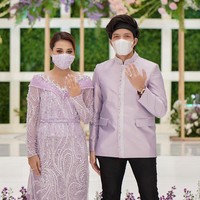 Aurel Hermansyah tampil cantik dan anggun mengenakan kebaya modern warna lilac saat tunangan dengan Atta Halilintar. Tampilannya mewah berhiaskan kristal yang dipadu kain songket yang juga diberi detail gemerlapan. Foto: Dok. Miss Mondial/Forevermark Indonesia/PT CMK