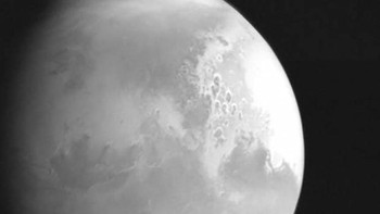 Kalau ini adalah foto Mars yang dijepret oleh wahana Tianwen-1 dari China saat mendekati orbitnya. Foto: AFP