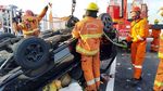 Penampakan Pikap Terbalik Tewaskan Satu Orang di Suramadu