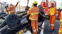 Pikap yang terbalik itu disopiri Sumbri (43) dan ditumpangi istrinya, Nurhasanah (39), warga Desa Kemuning, Kecamatan Traga Bangkalan, Madura.