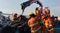 Mobil derek dikerahkan untuk mengevakuasi pikap yang terbalik tersebut.