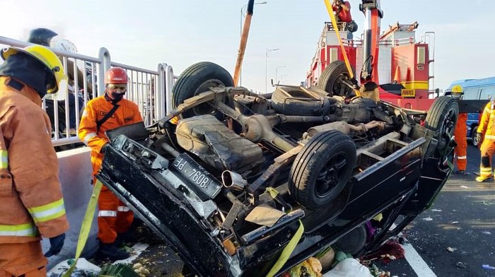 Pikap Angkut Buah Terbalik di Suramadu Sebuah pikap terbalik di Jembatan Suramadu setelah menabrak pembatas jalan. Satu orang tewas dalam kecelakaan ini.