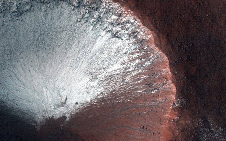 Kawah kecil berukuran 1 kilometer yang terletak di belahan Mars selatan.