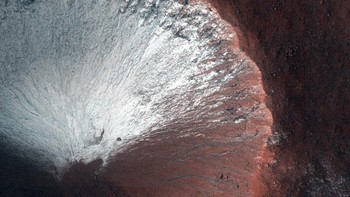 Kawah kecil berukuran 1 kilometer yang terletak di belahan Mars selatan. Foto: NASA / JPL-Caltech / Universitas Arizona