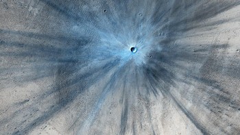 Kawah tabrakan meteor diambil oleh kamera High Resolution Imaging Science Experiment (HiRISE) di Mars Reconnaissance Orbiter NASA pada 19 November 2013 Foto: NASA / JPL-Caltech / Univ. dari Arizona
