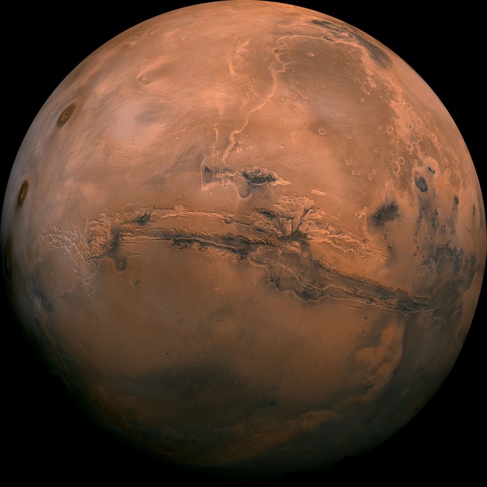 South of Valles Marineris merupakan daerah kuno yang ditutupi oleh banyak kawah tubrukan.