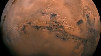 South of Valles Marineris merupakan daerah kuno di Planet Mars yang ditutupi oleh banyak kawah tubrukan. Foto: NASA / JPL-Caltech