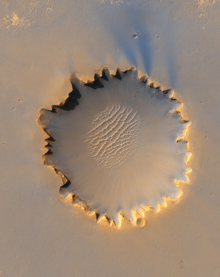 Kawah Victoria punya diameter sekitar 800 meter  telah menjadi tempat asal Mars Exploration Rover Opportunity selama lebih dari 14 dari 46 bulan pertama penjelajah di Mars.