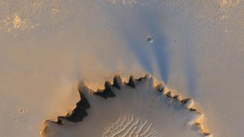 Salah satu kawah di Mars. Foto: NASA / JPL-Caltech / Universitas Arizona / Cornell / Universitas Negeri Ohio