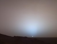 Pada tanggal 19 Mei 2005, Mars Exploration Rover Spirit milik NASA menangkap pemandangan yang menakjubkan ini saat Matahari tenggelam di bawah tepi kawah Gusev di Mars. Mosaik Panoramic Camera (Pancam)