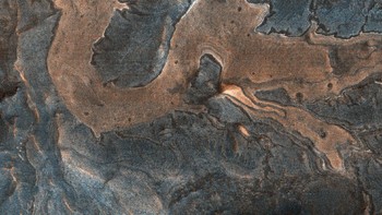 Bagian dari lantai ngarai dan dinding batu di barat daya Melas Chasma di Mars berkelok-kelok dalam pola yang menyerupai naga. Kamera HiRISE di Mars Reconnaissance Orbiter menangkap gambar itu pada 4 Juli 2007. Foto: NASA/JPL-Caltech/University of Arizona
