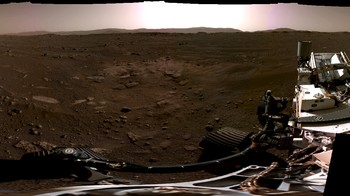 Panorama ini, diambil pada 20 Februari 2021, oleh Kamera Navigasi, atau Navcams, di atas kapal penjelajah Perseverance Mars NASA, dijahit bersama dari enam gambar individu setelah dikirim kembali ke Bumi. Foto: NASA / JPL-Caltech