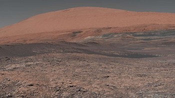 Mosaik yang diambil oleh penjelajah Mars Curiosity NASA ini tampak menanjak di Gunung Sharp Foto: NASA/JPL-Caltech/MSSS