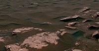 Pemandangan dari Mast Camera (Mastcam) di penjelajah Curiosity Mars NASA yang menunjukkan dua skala riak, ditambah tekstur lainnya, di bidang bukit pasir Bagnold di Gunung Sharp.