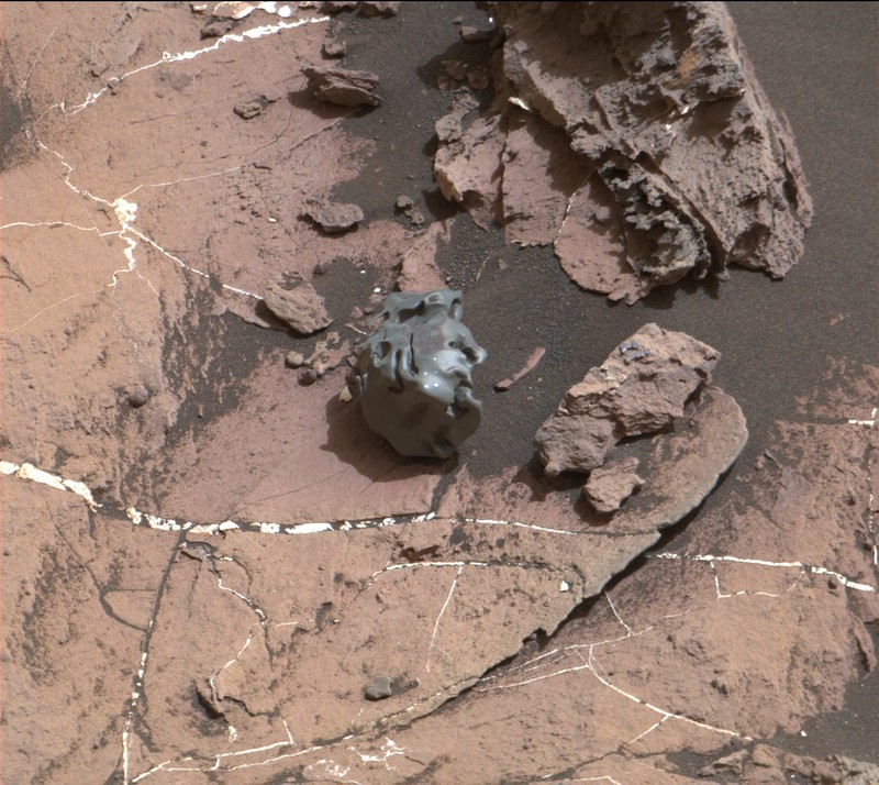 Curiosity Rover Menemukan dan Memeriksa Meteorit di Mars