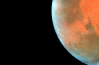 Timelapse yang menangkap sebagian jalur yang diambil Phobos di sekitar Mars. Selama 22 menit, Hubble mengambil 13 eksposur terpisah.