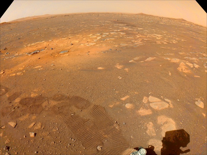 Diambil pada 5 Maret 2021, gambar dengan warna kalibrasi dari kamera navigasi di atas rover Perseverance.