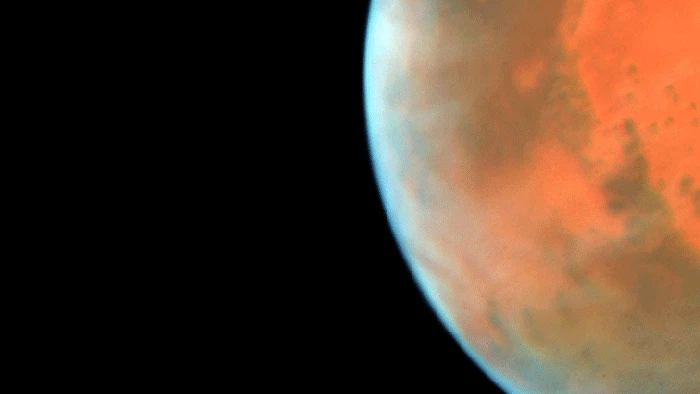 Timelapse yang menangkap sebagian jalur yang diambil Phobos di sekitar Mars. Selama 22 menit, Hubble mengambil 13 eksposur terpisah.