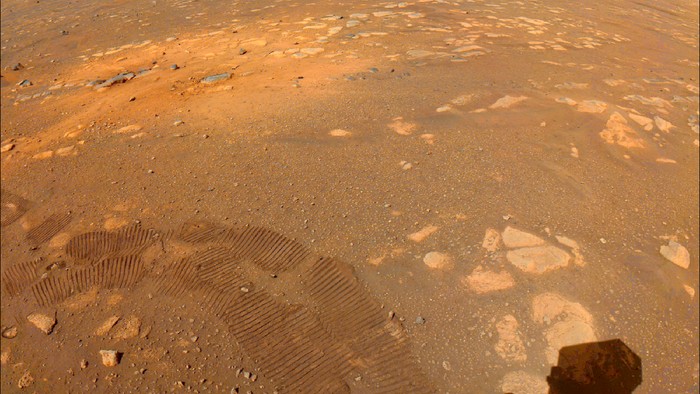 Diambil pada 5 Maret 2021, gambar dengan warna kalibrasi dari kamera navigasi di atas rover Perseverance.