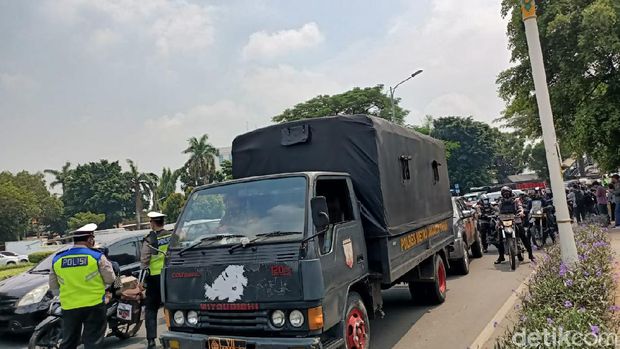 Polisi Bubarkan Pengikut Habib Rizieq di Sekitar PN Jaktim