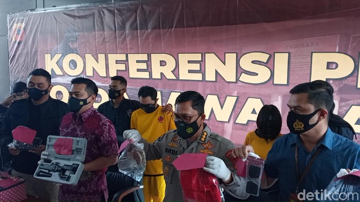 Polisi perlihatkan sejumlah barang bukti kasus video porno Bogor.