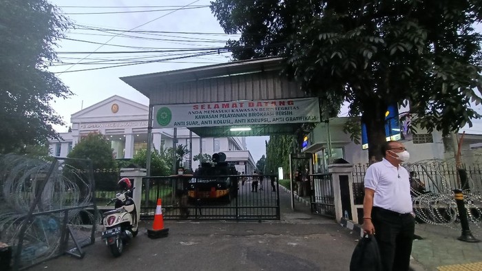 Polisi telah melonggarkan pengamanan di depan PN Jakarta Timur usai sidang Habib Rizeq selesai.