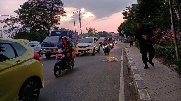 Polisi telah melonggarkan pengamanan di depan PN Jakarta Timur usai sidang Habib Rizeq selesai.