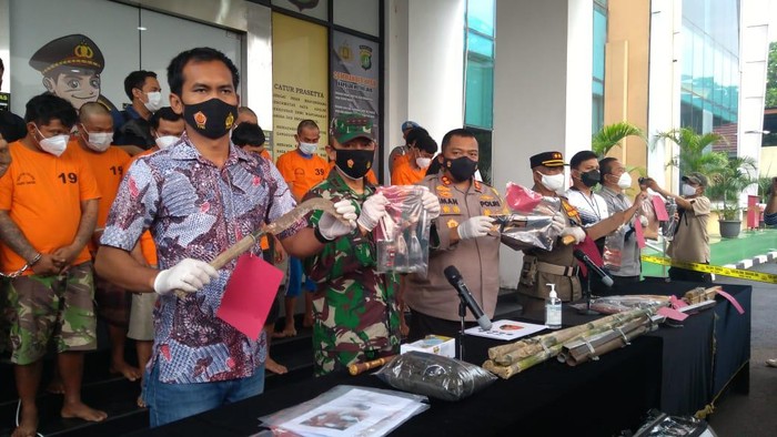 Polres Tangsel tangkap 5 anggota ormas yang keroyok warga di Bintaro.