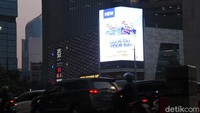 Suasana Ibu Kota menjelang malam di kawasan Thamrin. Papan reklame yang penuh dengan cahaya masuk dalam kategori polusi udara yang dapat menganggu kesehatan.