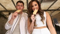 Dikenal juga sebagai penyanyi berusia 28 tahun, Demi memang dekat nih dengan seleb lainnya. Salah satunya seperti Nick Jonas yang jadi teman ngemil es krim bareng. Foto: Site News