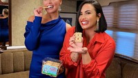Hadir di salah satua cara, Demi pamer cookies dari kacang almond yang ia cicip dengan seleb lainnya. Foto: Site News