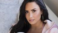 Pelantun lagu Heart Attack ini ternyata tak bisa lepas dari kopi lho. Intip pose santainya saat di rumah. Foto: Site News