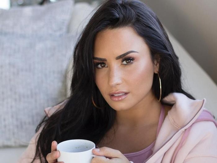 Potret Demi Lovato Saat Makan Buah hingga Ngemil Es Krim