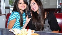  Saat masih aktif menjadi artis cilik, Demi dan Selena Gomez sering nih makan burger hingga kentang bareng. Foto: Site News