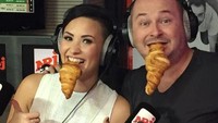  Croissant jadi cemilan Demi di sela-sela kesibukannya menjadi bintang tamu di salah satu acara radio. Foto: Site News