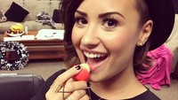 Terakhir ini pose Demi saat mencicipi cokelat dan makanan manis lainnya. Foto: Site News