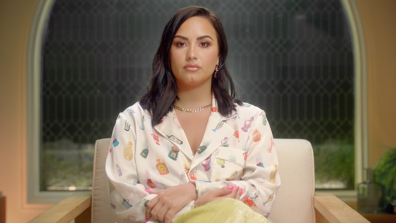 Potret Demi Lovato Saat Makan Buah hingga Ngemil Es Krim