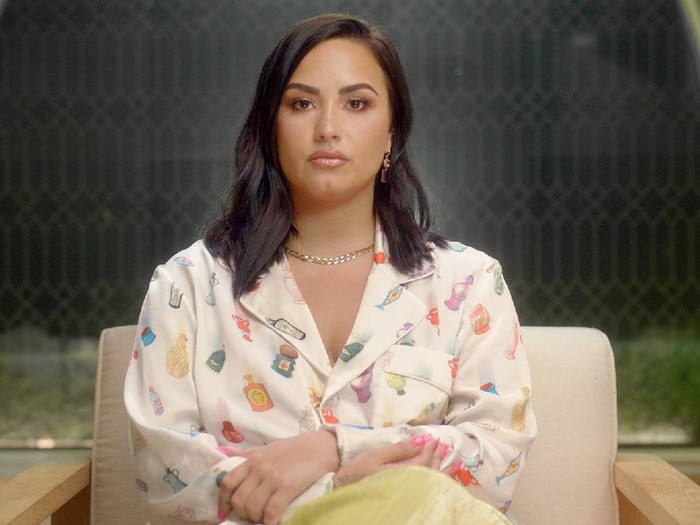 Potret Demi Lovato Saat Makan Buah hingga Ngemil Es Krim