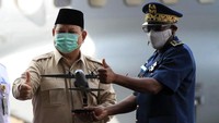 Prabowo menyerahkan pesawat CN235-220 MPA ke Angkatan Udara Republik Senegal dari Hanggar Fixed Wing PT Dirgantara Indonesia (PTDI), Bandung, Kamis (18/3/2021).
