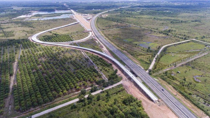 Sejumlah pekerja menyelesaikan proyek pembangunan jalan tol Trans Sumatera ruas Palembang-Bengkulu Seksi Indralaya-Prabumulih di Indralaya, Ogan Ilir (OI), Sumatera Selatan, Kamis (18/3/2021). Progres pembangunan Jalan Tol Palembang-Muaraenim ruas Indralaya-Prabumulih sepanjang 64,8Km tersebut sudah mencapai 30,4 persen dan ditargetkan rampung pada Semester II tahun 2022. ANTARA FOTO/Nova Wahyudi/aww.