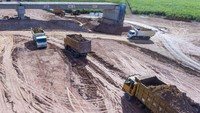 Pekerja mengoperasikan alat berat di lokasi proyek jalan tol Trans Sumatera ruas Palembang-Bengkulu Seksi Indralaya-Prabumulih di Indralaya, Ogan Ilir (OI), Sumatera Selatan, Kamis (18/3/2021).