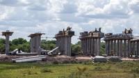 Pekerjaan jalan tol ini menggunakan tiga macam teknologi konstruksi mengikuti kontur lahan, yakni tiang pancang, timbunan biasa, dan PVD Free Loading.  