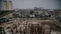 Menurut keterangan pekerja saat ini perkembangan pembangunan proyek Kampung Susun di Kampung Akuarium telah berjalan hingab 35 persen. 