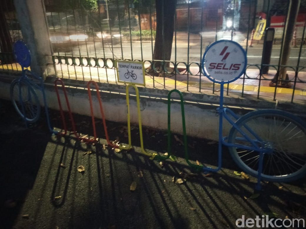 Rak parkir sepeda di Stasiun Palmerah, Jakarta Barat, 19 Maret 2021. (Kadek Melda Luxiana/detikcom) Rak parkir sepeda di Stasiun Palmerah, Jakarta Barat, 19 Maret 2021. (Kadek Melda Luxiana/detikcom)