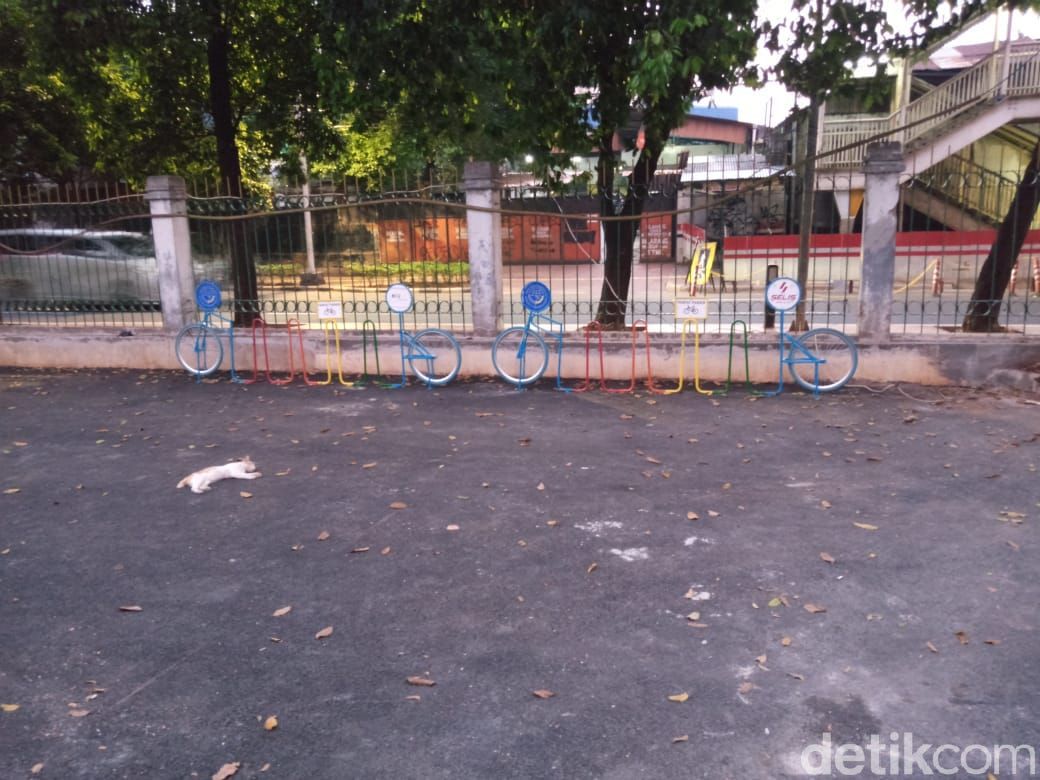 Rak parkir sepeda di Stasiun Palmerah, Jakarta Barat, 19 Maret 2021. (Kadek Melda Luxiana/detikcom)