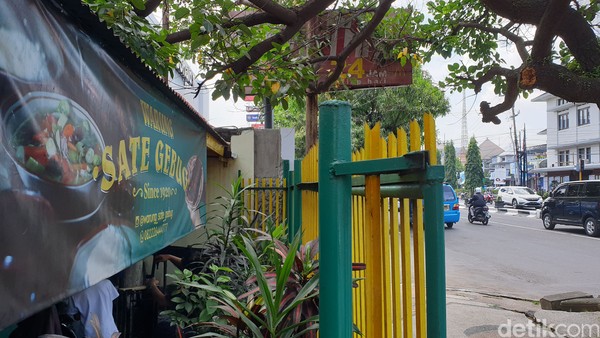 Alamat Sate Gebug Malang: Jalan Jenderal Basuki Rahmat, Klojen, Kec. Klojen, Kota Malang, Jawa Timur 65119. Alamat Sate Gebug Malang: Jalan Jenderal Basuki Rahmat, Klojen, Kec. Klojen, Kota Malang, Jawa Timur 65119.