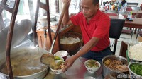 Wisata kuliner satu ini juga menjadi yang paling rekomen dikunjungi kalau traveler sedang berada di Malang, Soto Lombok.